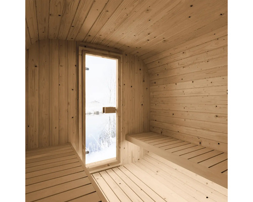 Vue intérieure d'un sauna tonneau en bois clair avec des bancs en bois et une porte vitrée offrant une vue sur un paysage enneigé.