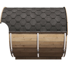 Vue extérieure d'un sauna tonneau avec des bardeaux hexagonaux gris foncé et des madriers en bois clair, maintenus par des sangles métalliques.