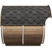 Vue latérale d'un sauna tonneau en planches de bois avec un toit en bardeaux hexagonaux sombres et des bandes de serrage en métal.