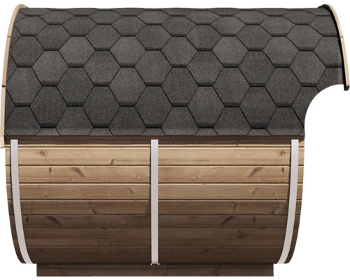 Vue latérale d'un sauna tonneau en planches de bois avec un toit en bardeaux hexagonaux sombres et des bandes de serrage en métal.