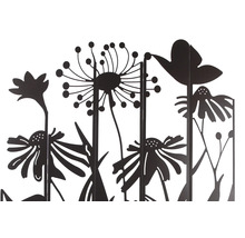 Clôture de jardin décorative en métal avec motif floral.