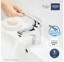 Glänzender Waschtischmischer aus Chrom mit Einhandbedienung und Wasserfluss im Waschbecken