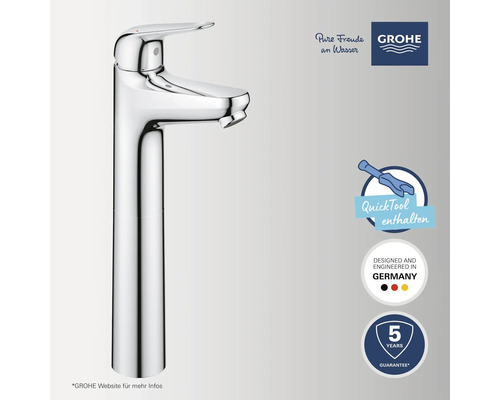 Hoher Waschtischmischer aus Metall mit QuickTool und Grohe Logo.