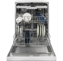 Lave-vaisselle ouvert avec de la vaisselle dans les paniers