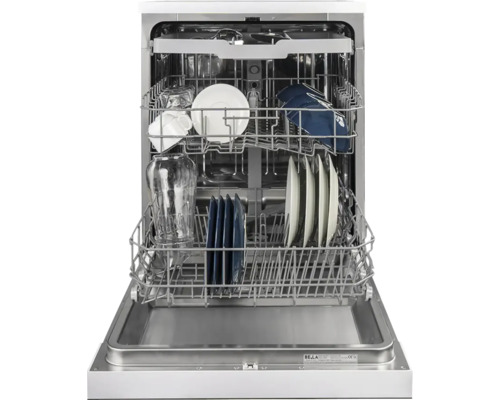 Lave-vaisselle ouvert avec de la vaisselle dans les paniers