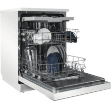 Lave-vaisselle ouvert avec vaisselle