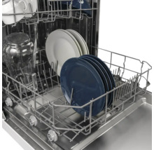 Lave-vaisselle avec vaisselle dans les paniers à vaisselle