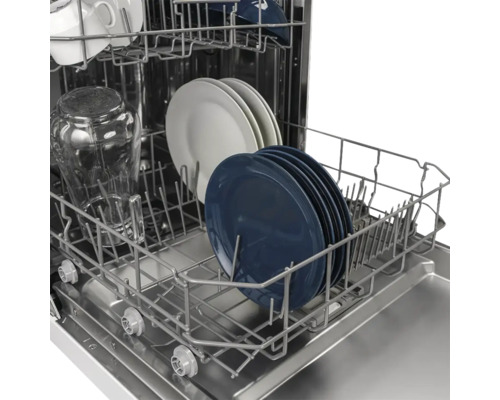 Lave-vaisselle avec vaisselle dans les paniers à vaisselle