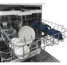 Lave-vaisselle avec vaisselle à l'intérieur