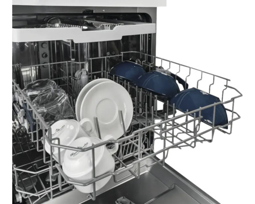 Lave-vaisselle avec vaisselle à l'intérieur