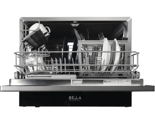 Offener Geschirrspüler beladen mit Geschirr