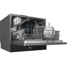 Geschirrspüler mit Geschirr im Innenraum