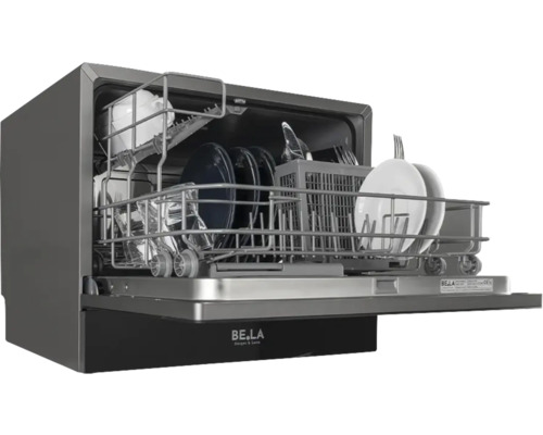 Geschirrspüler mit Geschirr im Innenraum