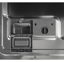 Innenraum eines Geschirrspülers mit Fächern für Reiniger und Klarspüler