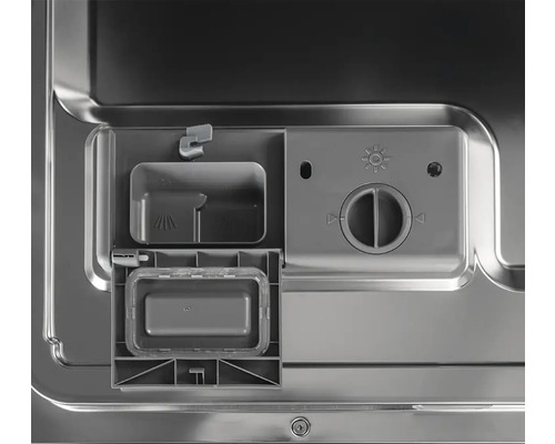 Innenraum eines Geschirrspülers mit Fächern für Reiniger und Klarspüler