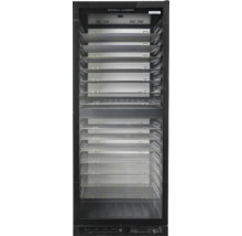 Vue intérieure d'un déshydrateur alimentaire avec plusieurs étagères