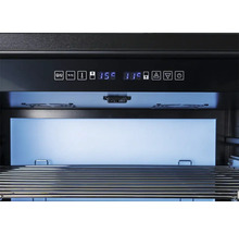 Vue intérieure d'une cave à vin avec affichage numérique de la température et étagères