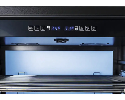 Vue intérieure d'une cave à vin avec affichage numérique de la température et étagères