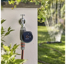 Système d'arrosage Gardena Smart Water Control sur robinet avec tuyau d'arrosage et arroseur de pelouse