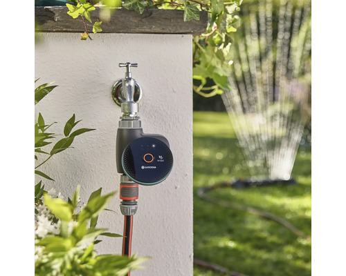 Système d'arrosage Gardena Smart Water Control sur robinet avec tuyau d'arrosage et arroseur de pelouse