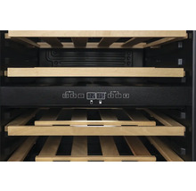 Vue intérieure d'une cave à vin avec étagères en bois et panneau de commande numérique