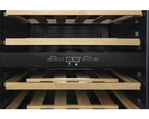 Vue intérieure d'une cave à vin avec étagères en bois et panneau de commande numérique