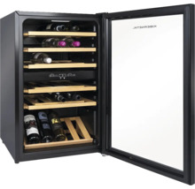 Cave à vin avec étagères en bois et bouteilles de vin