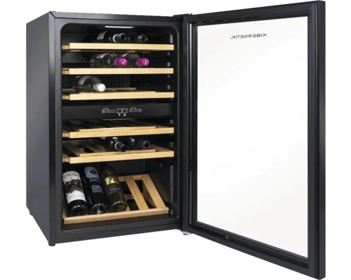 Cave à vin avec étagères en bois et bouteilles de vin