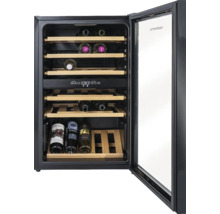 Cave à vin ouverte avec étagères en bois et plusieurs bouteilles de vin