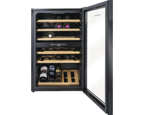 Cave à vin ouverte avec étagères en bois et plusieurs bouteilles de vin