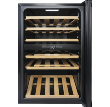 Vue intérieure d'une cave à vin avec étagères en bois