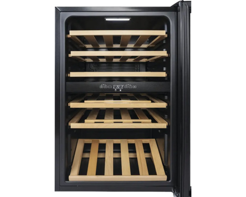 Vue intérieure d'une cave à vin avec étagères en bois