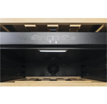 Vue intérieure d'une cave à vin avec affichage numérique et étagères en bois