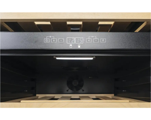 Vue intérieure d'une cave à vin avec affichage numérique et étagères en bois