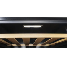 Intérieur d'une cave à vin avec des étagères et de l'éclairage