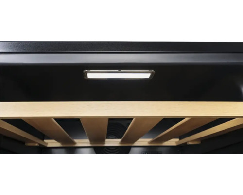 Intérieur d'une cave à vin avec des étagères et de l'éclairage