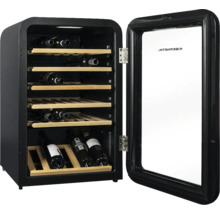 Cave à vin avec étagères en bois et porte en verre