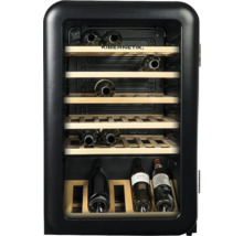 Cave à vin avec plusieurs bouteilles de vin et étagères en bois