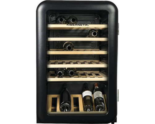 Cave à vin avec plusieurs bouteilles de vin et étagères en bois