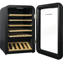 Cave à vin avec étagères en bois et porte ouverte