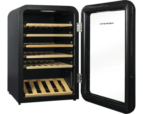 Cave à vin avec étagères en bois et porte ouverte