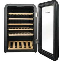 Cave à vin avec porte en verre ouverte et étagères en bois