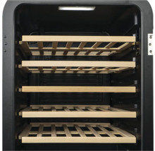 Vue intérieure d'une cave à vin avec étagères en bois