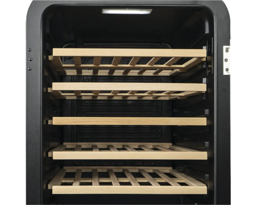 Vue intérieure d'une cave à vin avec étagères en bois