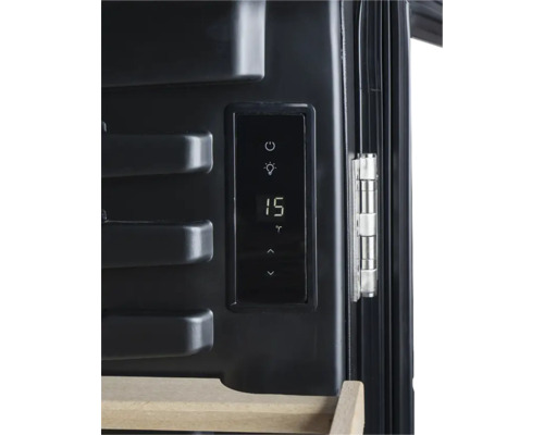 Gros plan d'un régulateur de température sur une cave à vin