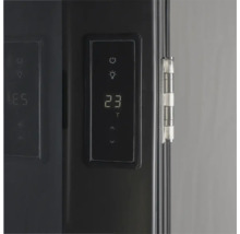 Gros plan d'une unité de commande avec affichage numérique de la température sur une cabine infrarouge