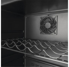 Vue intérieure d'une cave à vin avec ventilateur et étagères