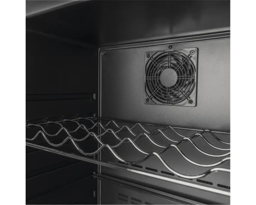 Vue intérieure d'une cave à vin avec ventilateur et étagères