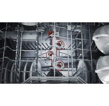 Vue intérieure d'un lave-vaisselle avec de la vaisselle et un bras d'aspersion