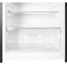 Intérieur d'un réfrigérateur avec étagères en verre et bac à légumes